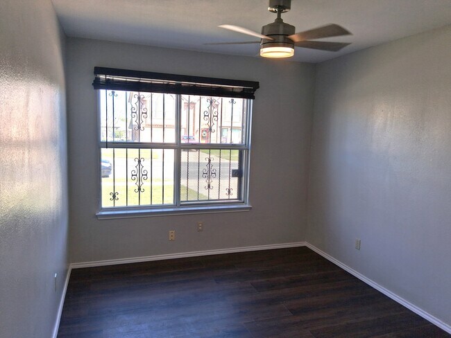 Building Photo - 4914 Parkwood Dr