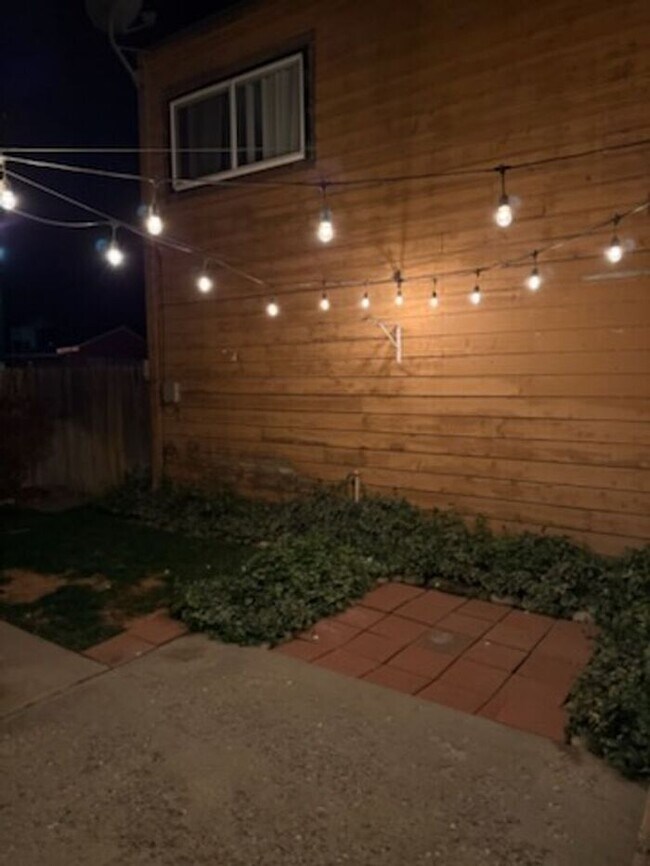 Building Photo - 2 bedroom in Prime Palisade Location