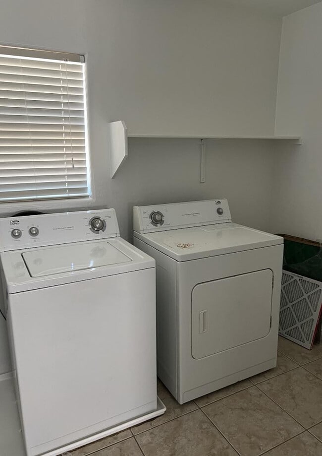 Building Photo - 3637 E Parkview Dr