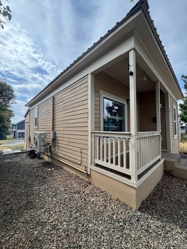 Building Photo - Beautifully Remodeled House