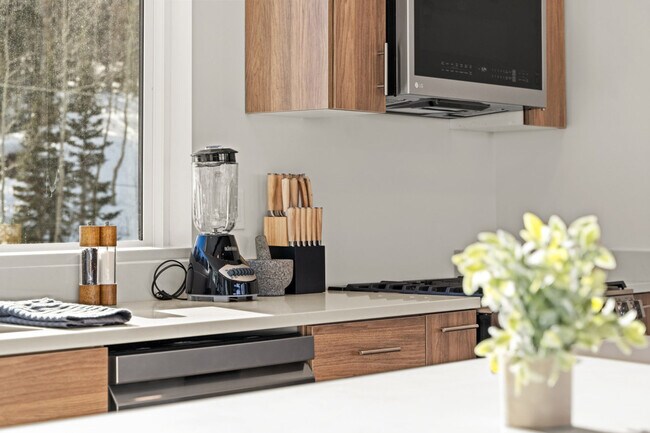 Building Photo - 220 Circle Dr