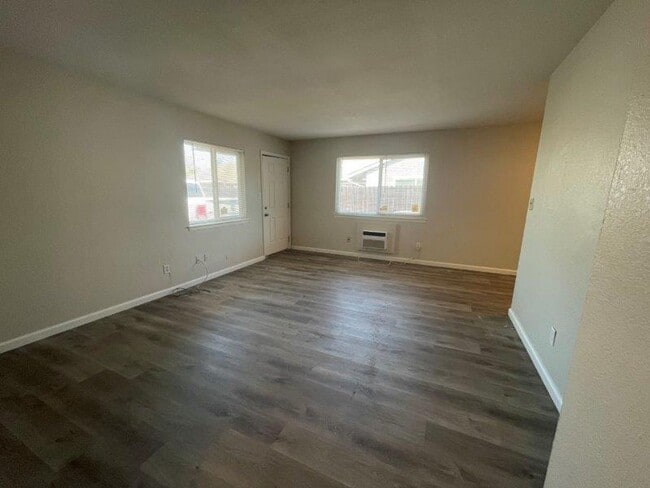 Building Photo - 2 Bedroom Walking Distance to Mather Air Force Base
