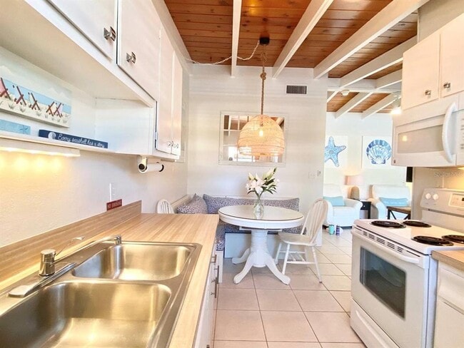 Building Photo - 6006 Midnight Pass Rd