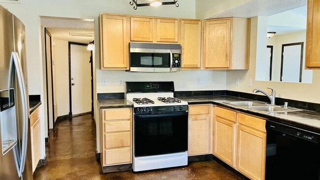 Building Photo - 5600 Mesa Ridge Rd NW
