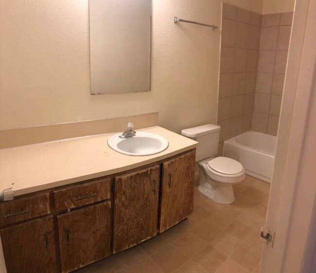 Building Photo - West Valley Town home - Large Backyard!