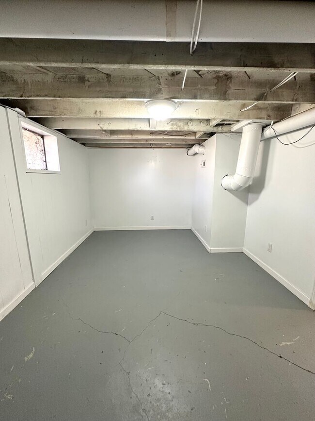 Building Photo - Spacious 4 Bed Home Near Bass Pro with Detached Garage & Fenced Yard