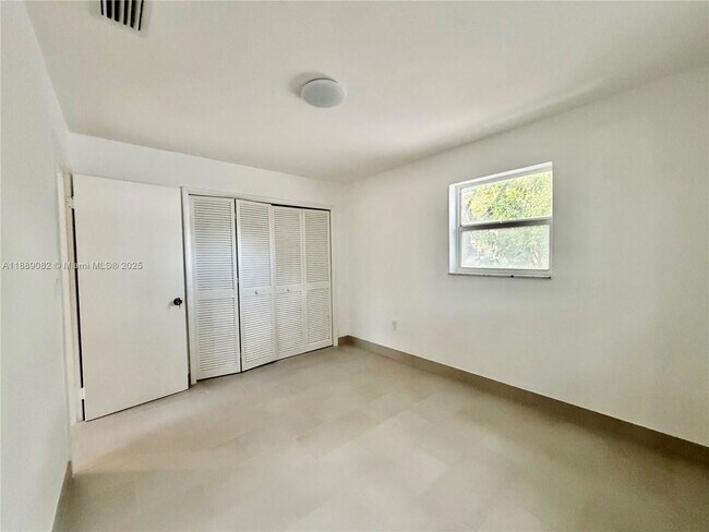 Building Photo - 1305 NW 4th St