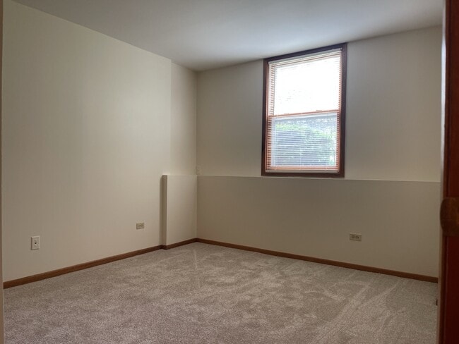 Building Photo - 350 College St