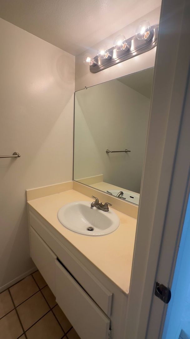 Building Photo - 2 Bdrm Condo in the Gated Saratoga Community