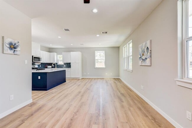 Building Photo - 8404 Tate St