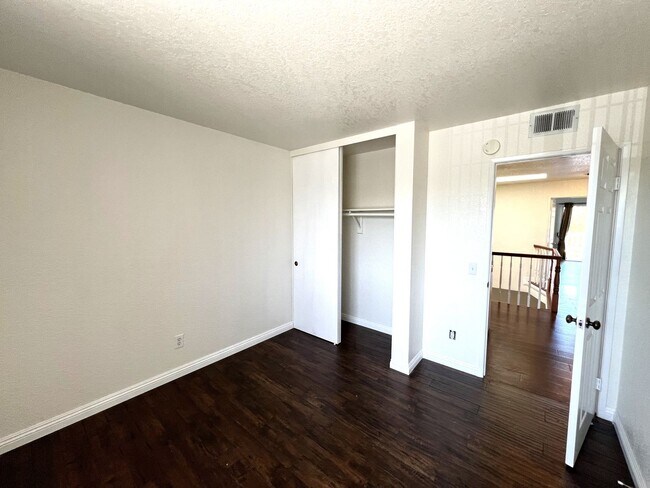 Building Photo - Beautiful 3 Bedrooms, 2.5 Bathrooms Single...
