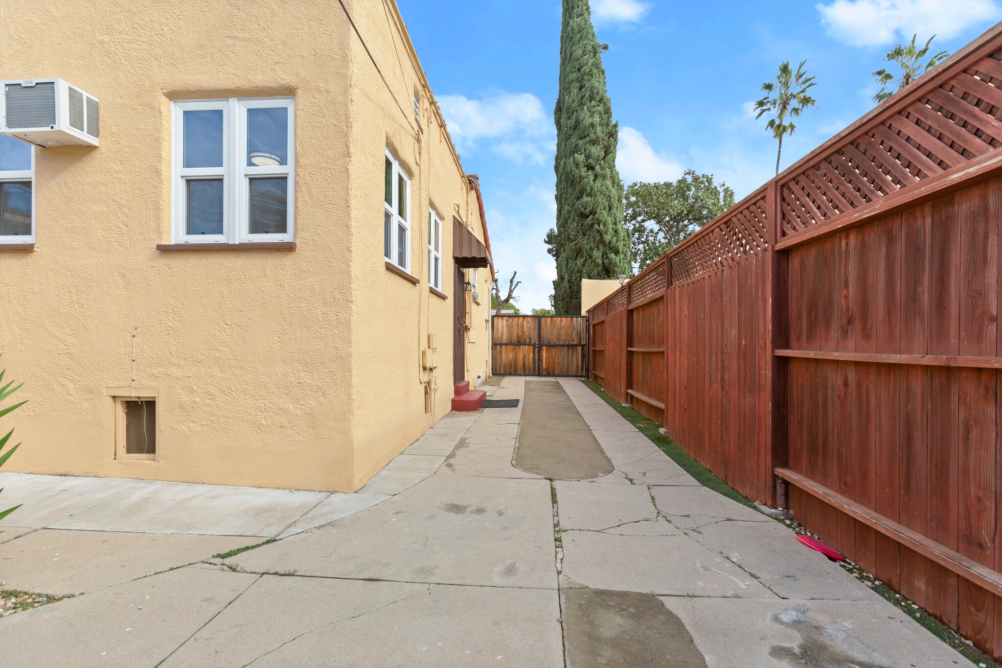 Building Photo - 827 N Laurel Ave