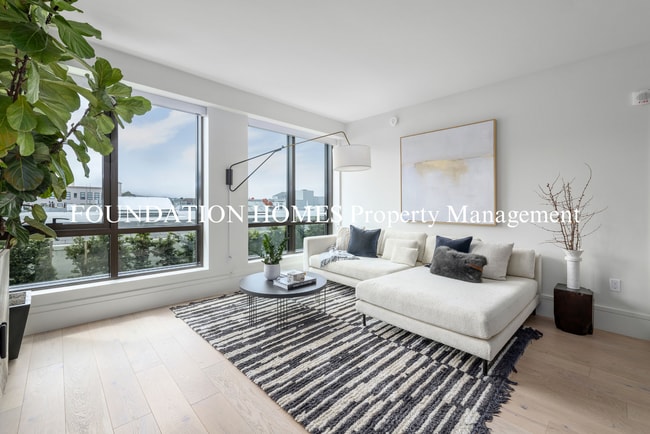 Building Photo - Luxury 2BD/2BA Condo at Union House!  Panoramic Views!  Doorman!  A/C!  FOUNDATION HOMES