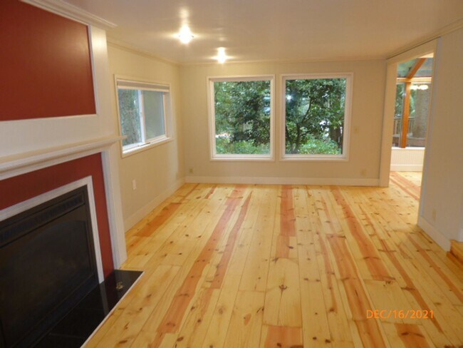 Building Photo - Beautiful 3 Bed 1 Bath Single Family House...