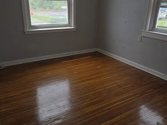 Building Photo - House for rent 4 bedroom and 2 complete bathroom, finished basement with kitchen, bathroom, parki...