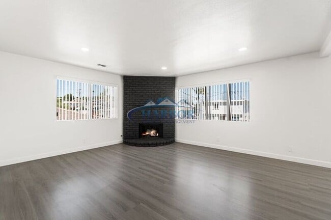 Building Photo - 789 W 18th St