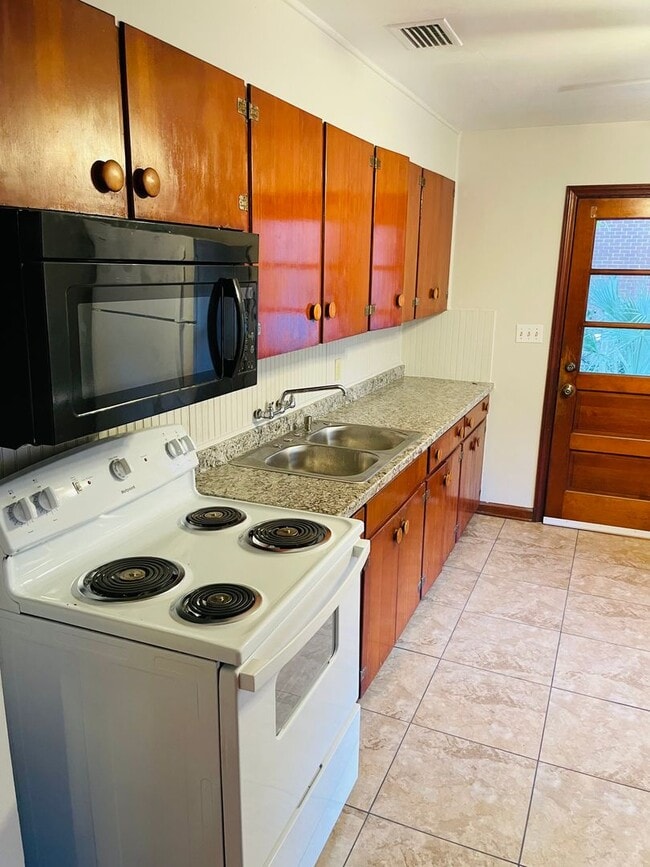 Building Photo - Midtown Charmer