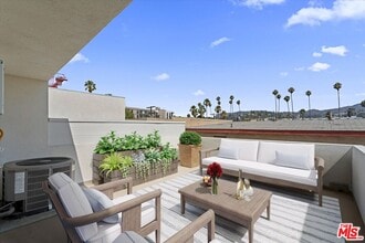 Building Photo - 1409 N Hobart Blvd