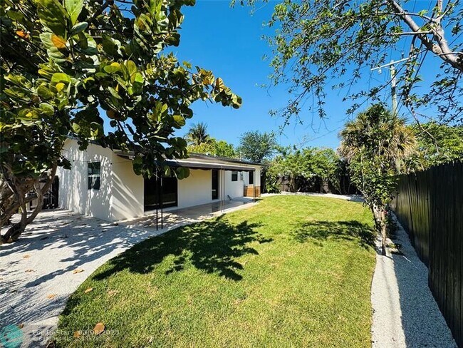 Building Photo - 1472 NE 30th Ct