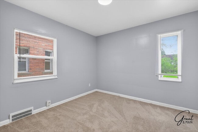 Building Photo - $1200 2 bedroom ranch