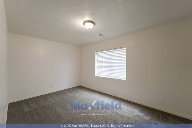 Building Photo - BRAND NEW CARPET - 6BD 4BTH 2GAR - Home in...