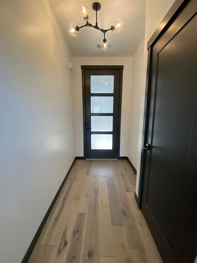 Building Photo - Close to Micron, 3 Bedroom 3 bath w/ a Million Dollar View!