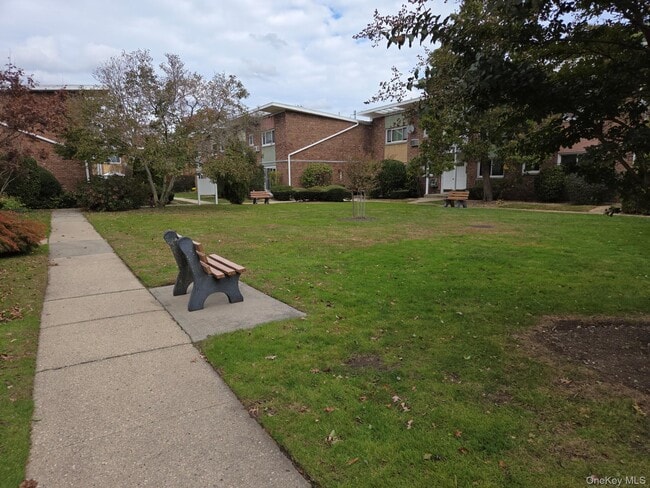 Building Photo - 267 N Newbridge Rd