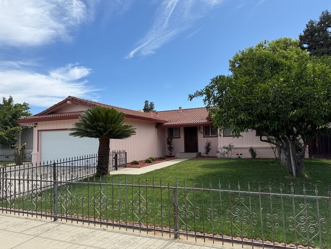 Building Photo - 3-bedroom single story in the heart of Tur...