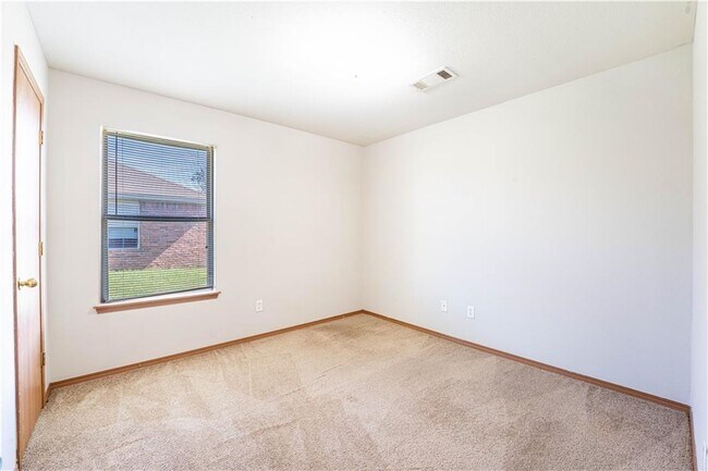 Building Photo - 405 E Southern Trace Dr