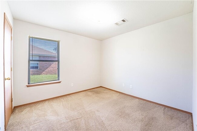 Building Photo - 414 E Southern Trace Dr