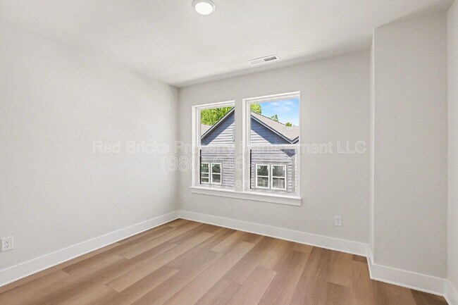 Building Photo - 7920 Sansom Cir