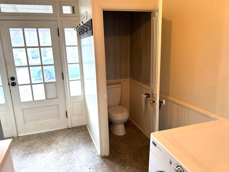 Building Photo - 302 S State St