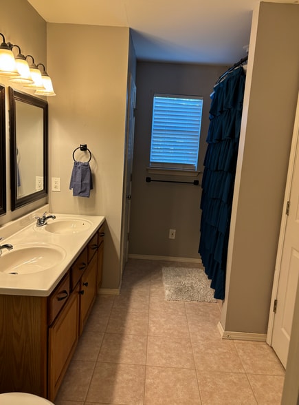 Building Photo - 2309 Greenleaf Dr