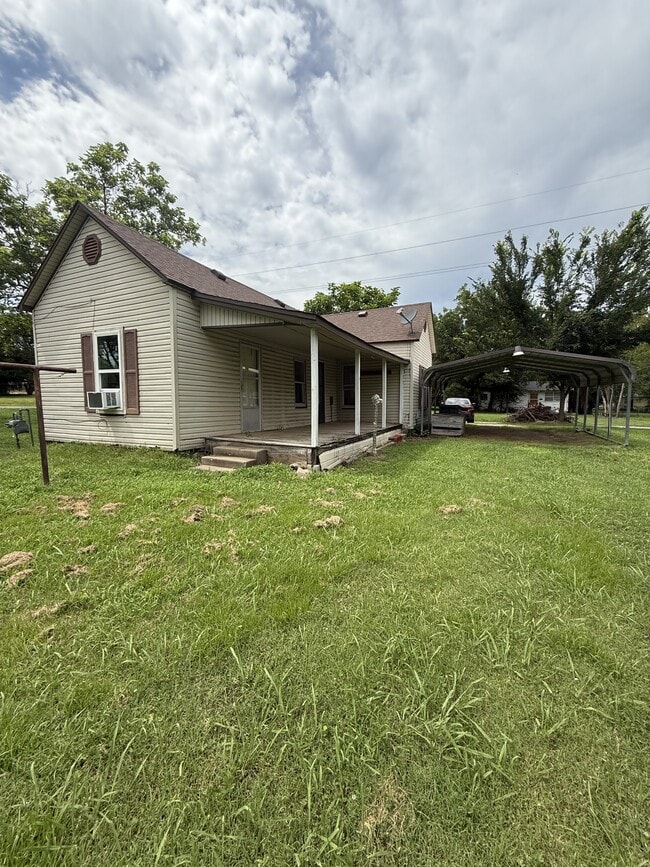 Building Photo - 410 W Argyle Ave