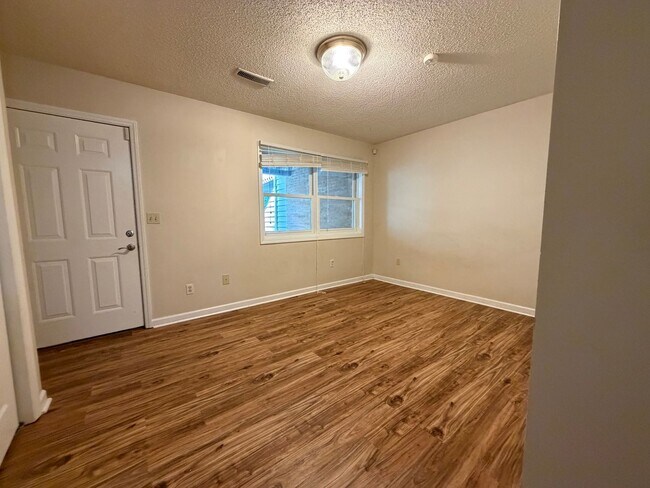 Building Photo - 3 or 4 Bedroom / 3.5 Bath Condo Kingsport, TN 37663