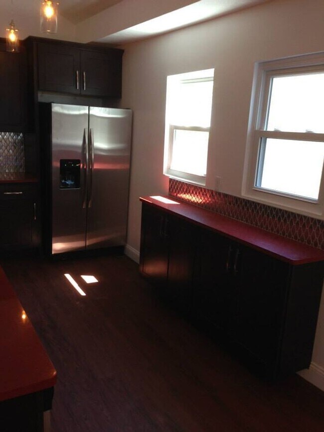 Building Photo - Platinum Quality Renovation in South Side Flats. Open Layout, Designer Kitchen, Huge Bathrooms. A/C!