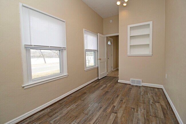 Building Photo - 415 Riverside Ave N