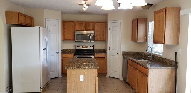 Building Photo - ~4/2.5~Curtis Ave~Groveland Lake Dot Landing~Big Corner Lots with lots a room!