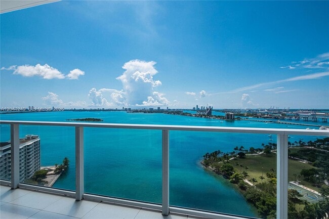 Building Photo - 2020 N Bayshore Dr
