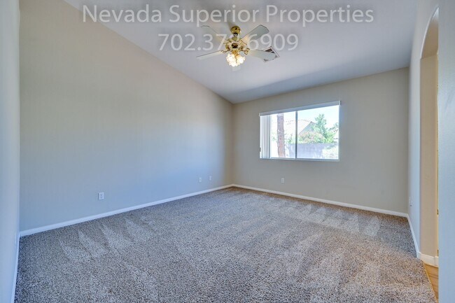 Building Photo - SE Single Story 3 Bedroom Home!!! Low Main...