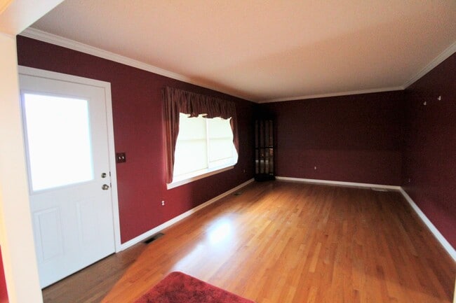 Building Photo - For Rent: Spacious Ranch-Style Home with S...