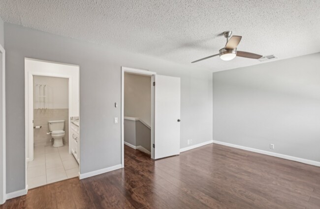 Building Photo - Beautiful 2 bedroom 2.5 bath condo with an...