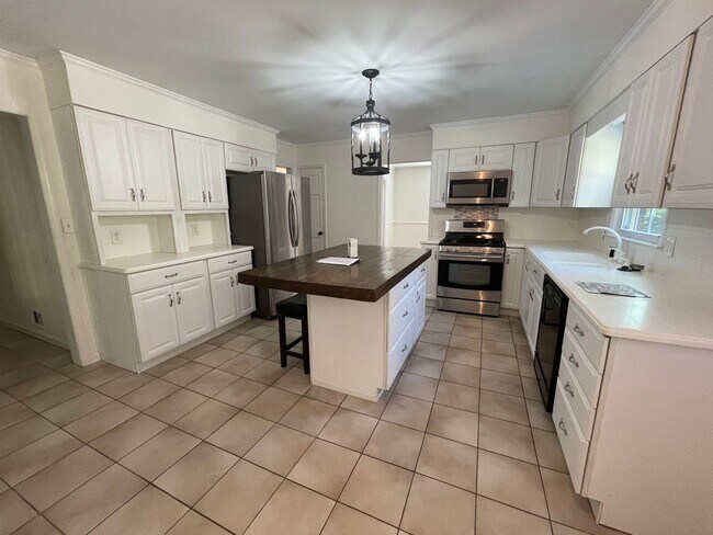 Building Photo - Large 4/4 House in Maplewood $2,650