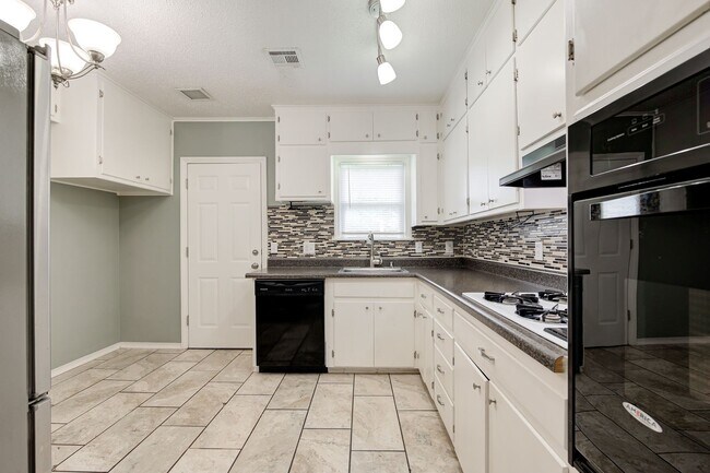 Building Photo - Super Cute Brick Home in Uptown OKC!