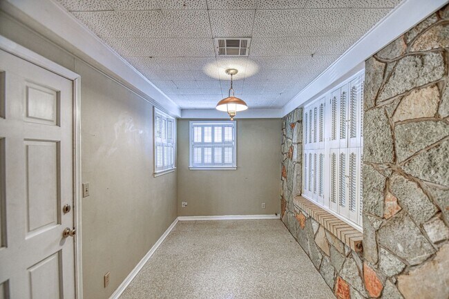 Building Photo - Charming Campus Home!
