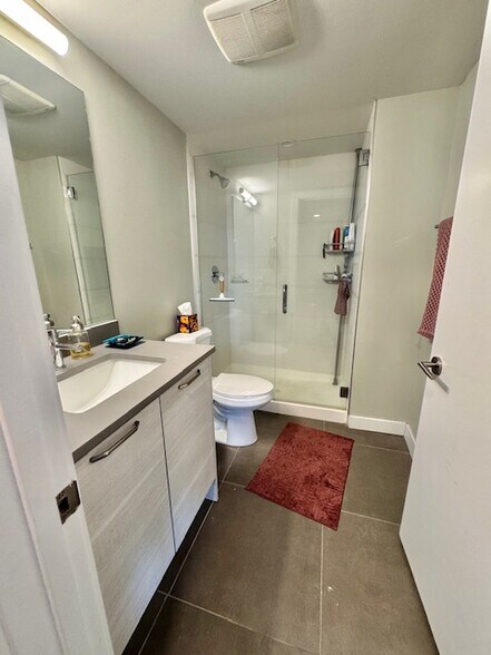 Building Photo - 2407 W Eastwood Ave