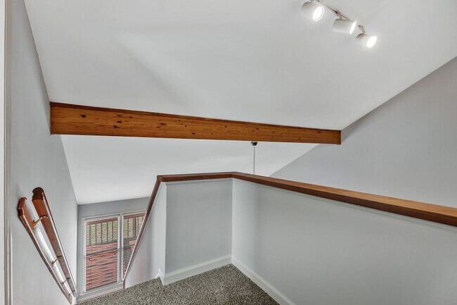 Building Photo - 755 Regal Dr