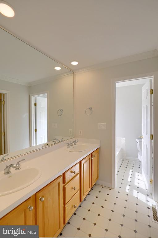 Building Photo - 8 Longwood Dr