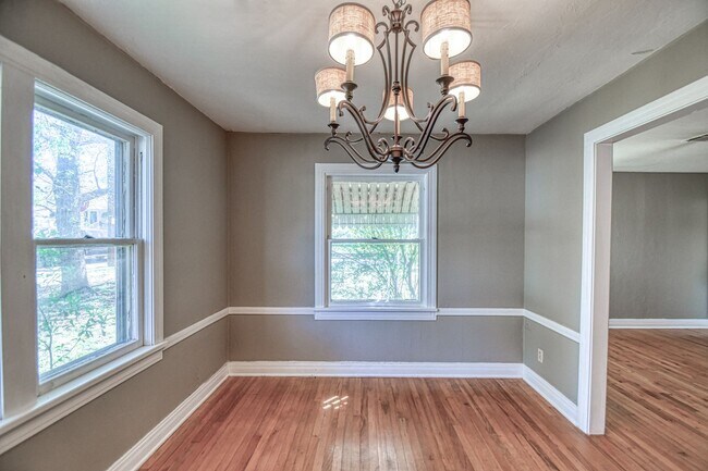 Building Photo - Charming Campus Home!
