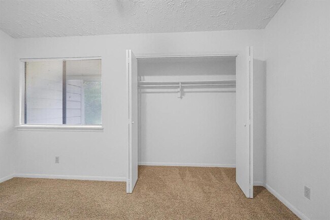 Building Photo - 421 W San Antonio St